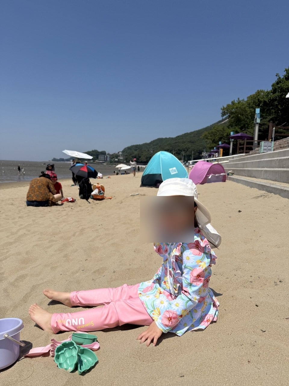 모래놀이 하는 6세 딸