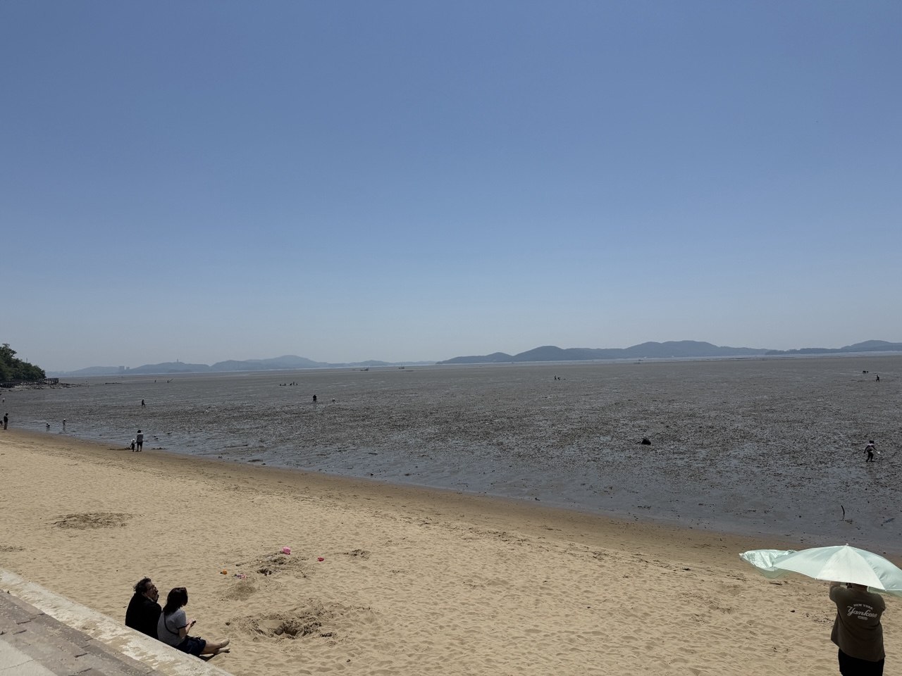 간조 때 넓게 드러난 강화 동막해변 갯벌