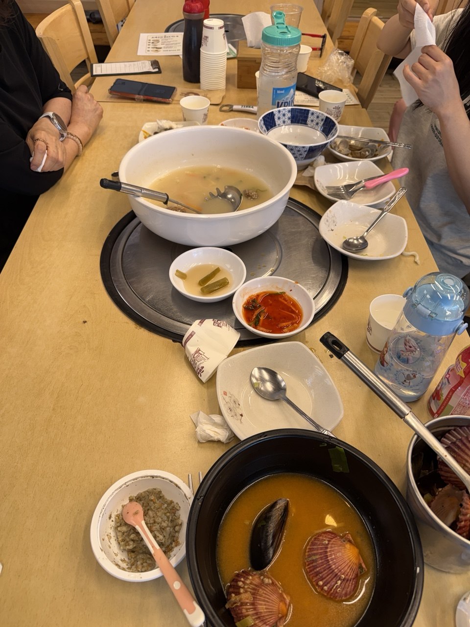 동막해변 인근 식당에서 먹은 해물칼국수와 조개찜