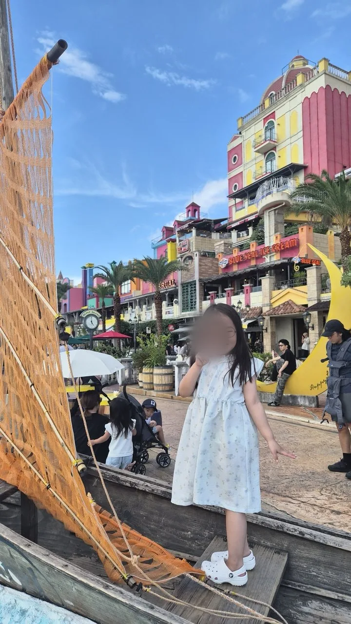 차탄 아메리칸빌리지 데포아일랜드 나무배 위에서 브이 포즈하는 6세 딸