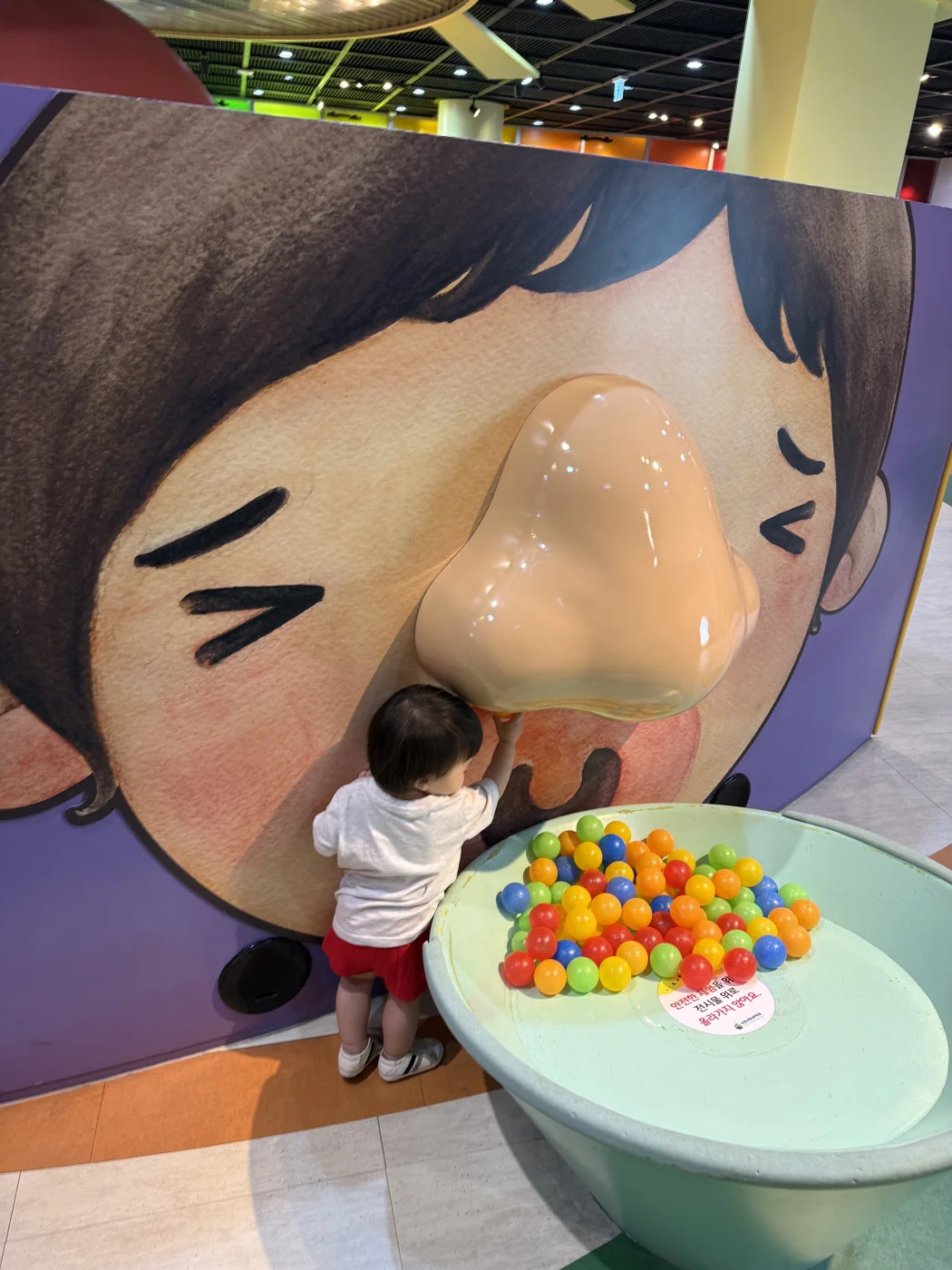 인천어린이과학관 인체마을 큰 얼굴 벽화의 코에 색깔 공을 넣는 재채기 체험