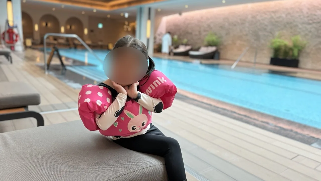 인스파이어 웰니스 클럽 풀 라운지 의자에 앉은 아이
