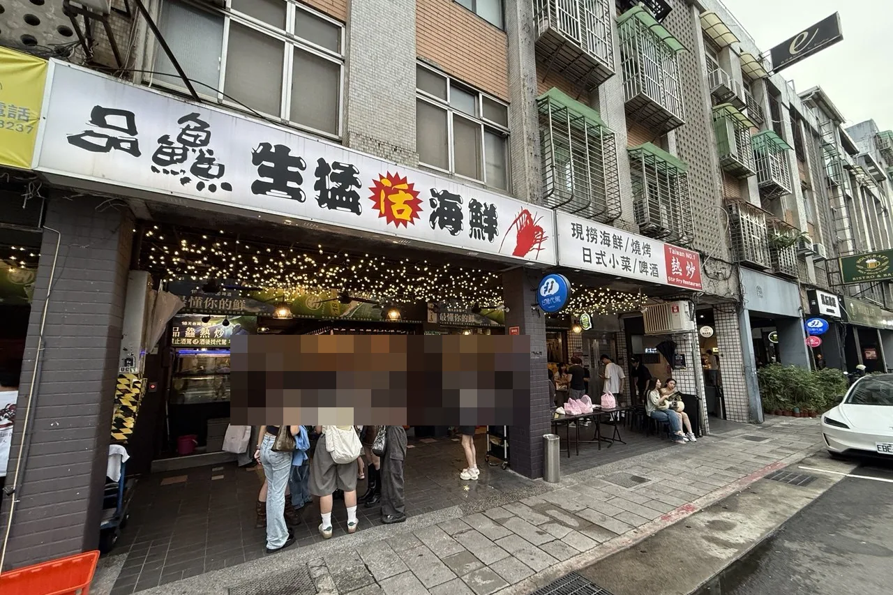 품선100元熱炒 매장 외관과 대기줄