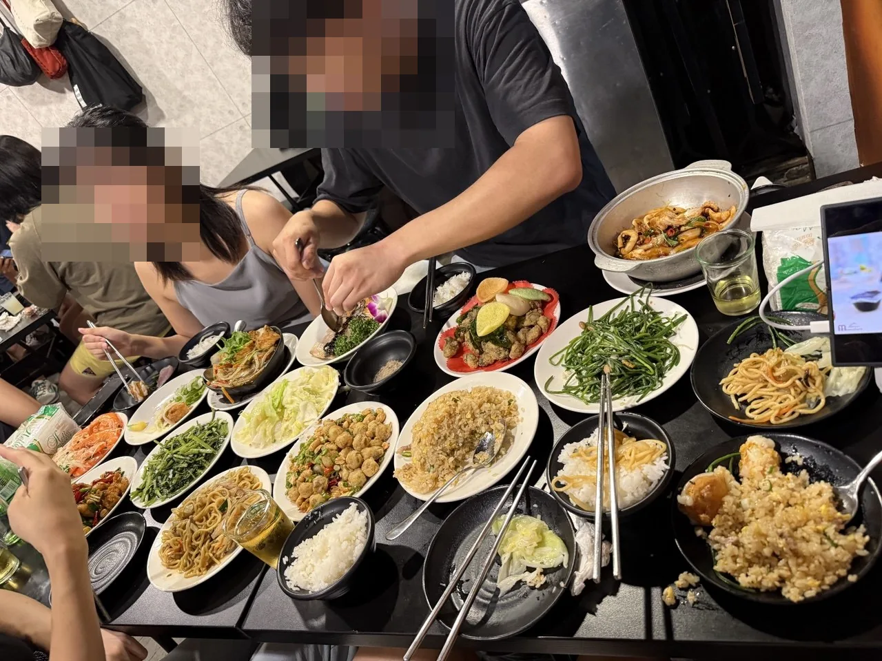 품선100元熱炒에서 주문한 음식 14가지가 놓인 테이블
