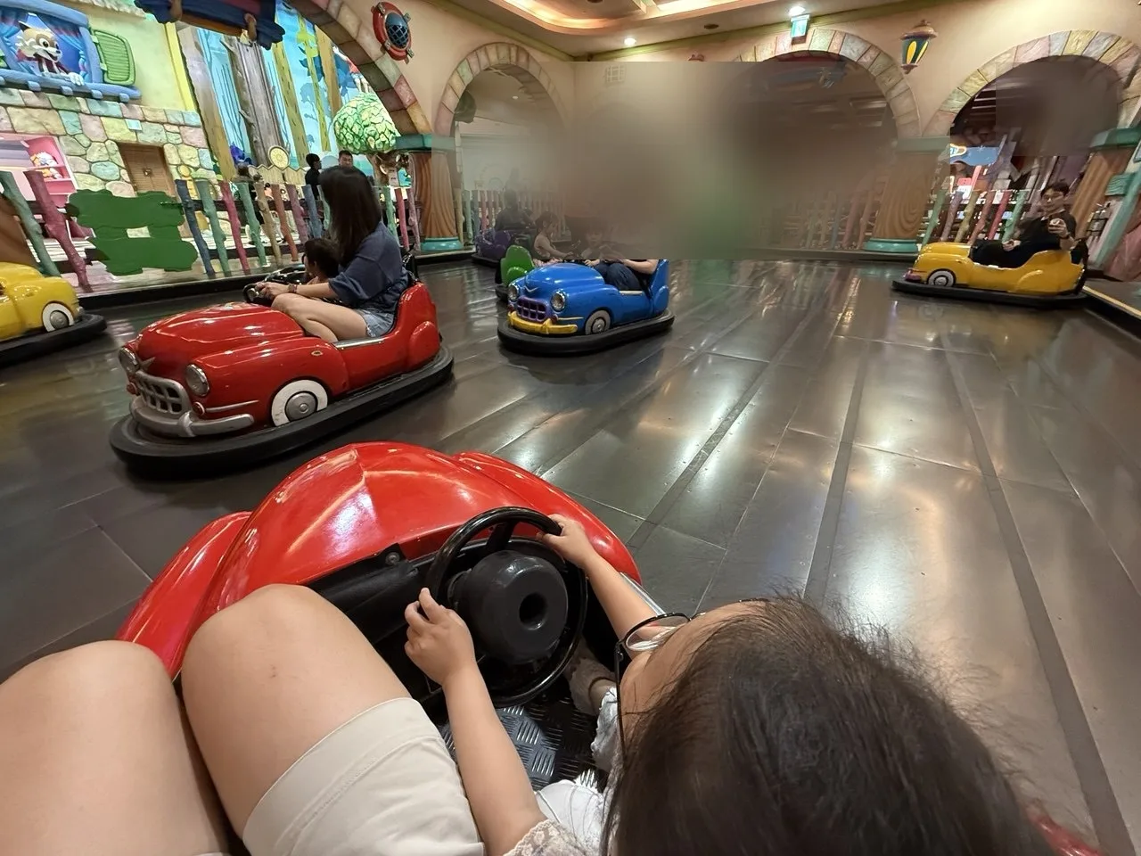 어린이 범퍼카 탑승 장면