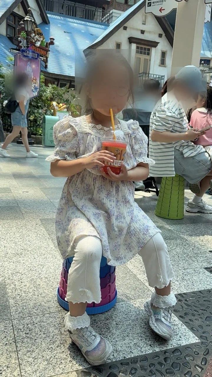 슬러시를 먹으며 그늘에서 휴식하는 모습
