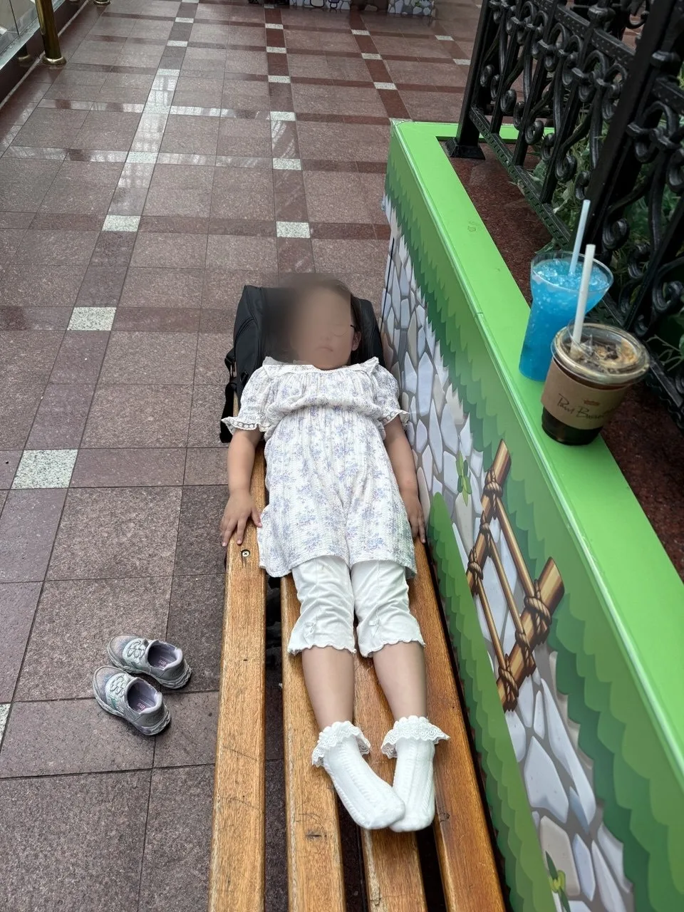 오후 3시쯤 벤치에서 체력이 떨어진 모습