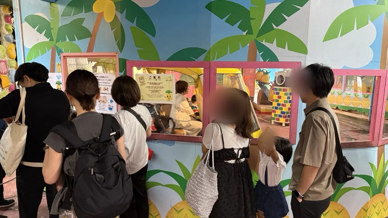 나고 파인애플파크 카트 탑승 창구 앞에서 대기하는 방문객들