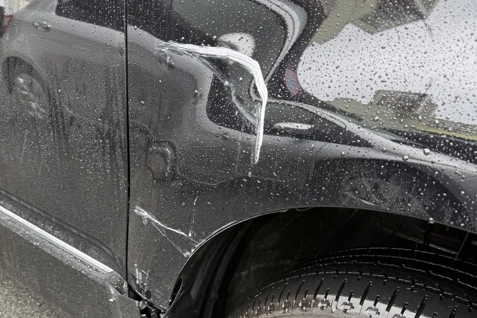 오키나와 렌터카 사고로 생긴 델리카 옆면 스크래치와 찍힘 자국