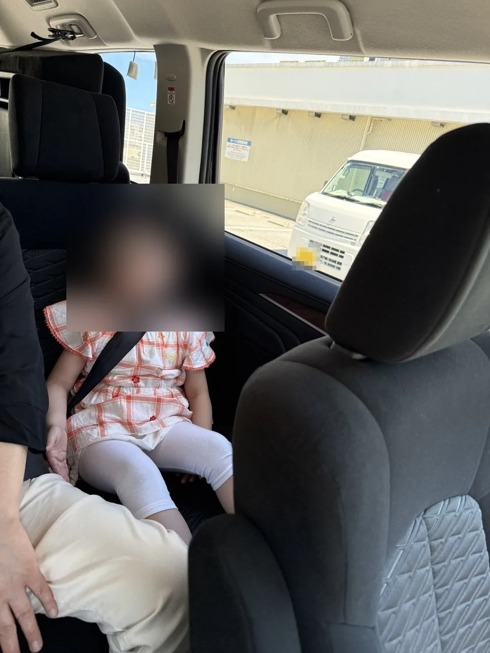 카시트 없이 일반 좌석에 앉아 있는 아이