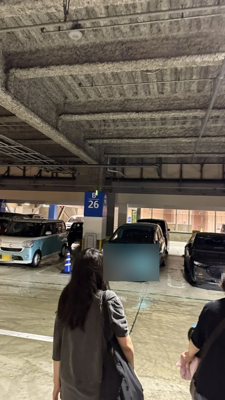 이온몰 라이카무 지하주차장 안쪽으로 걸어가는 가족