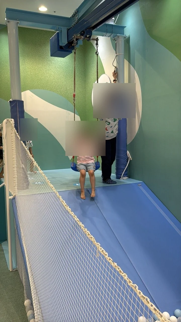 치큐노니와 집라인 그네를 타는 아이와 직원