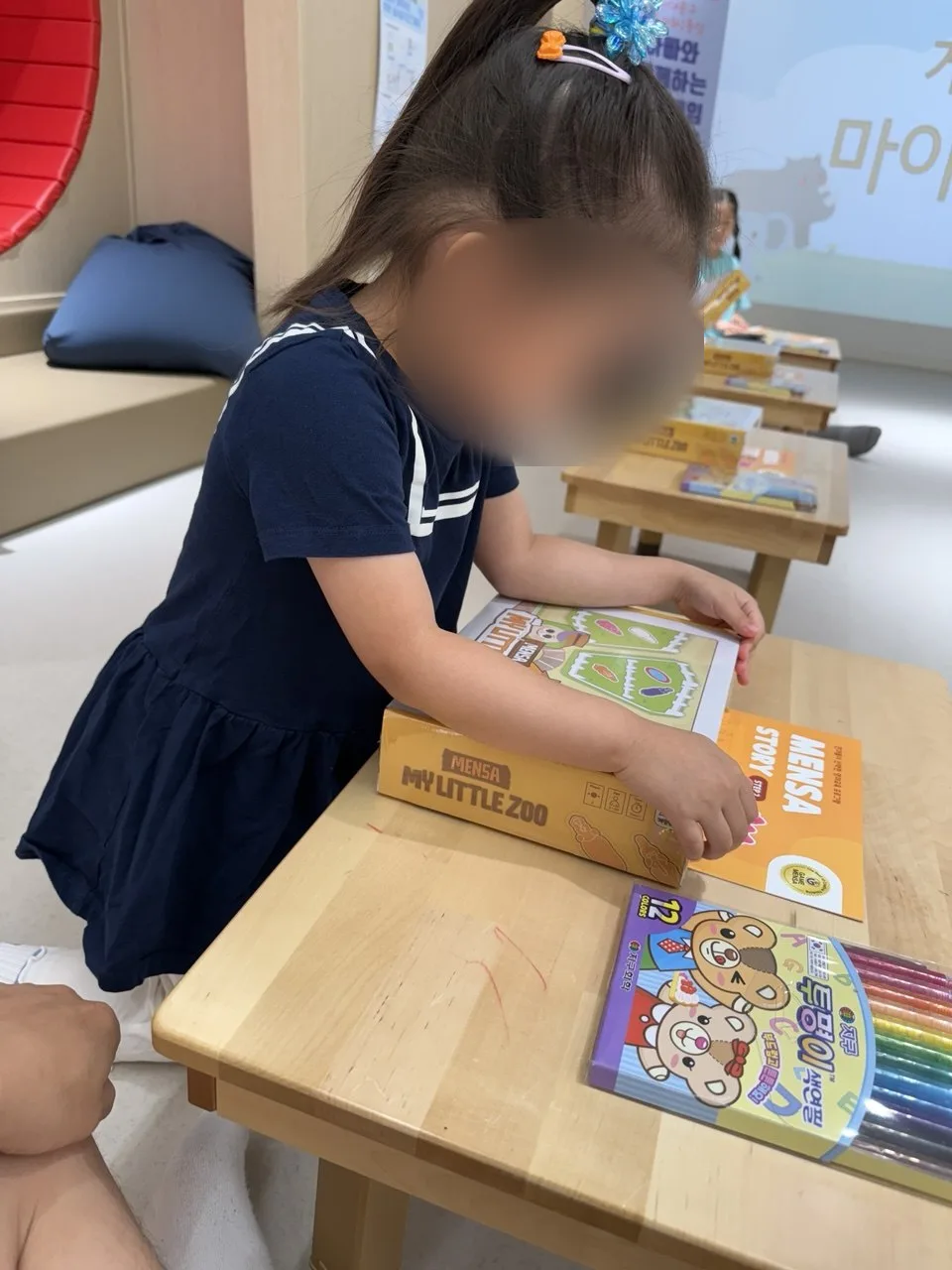 서울형 키즈카페 북가좌1동점 Mensa My Little Zoo 프로그램 교구를 푸는 아이