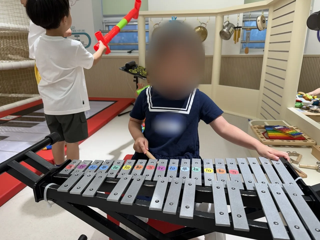 북가좌1동점 음악 코너에서 실로폰을 치는 아이