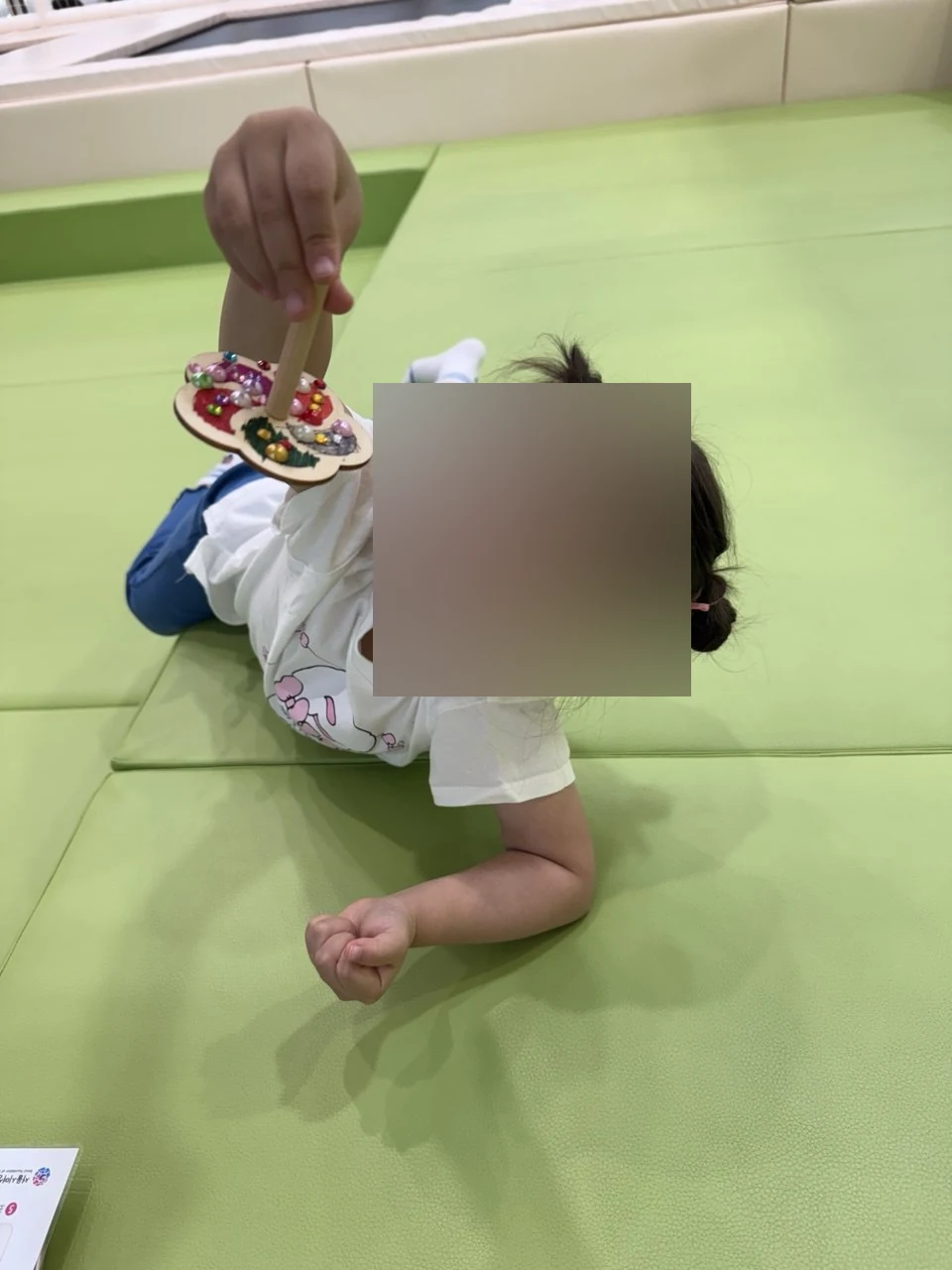 완성한 바람개비를 들어 보이는 아이