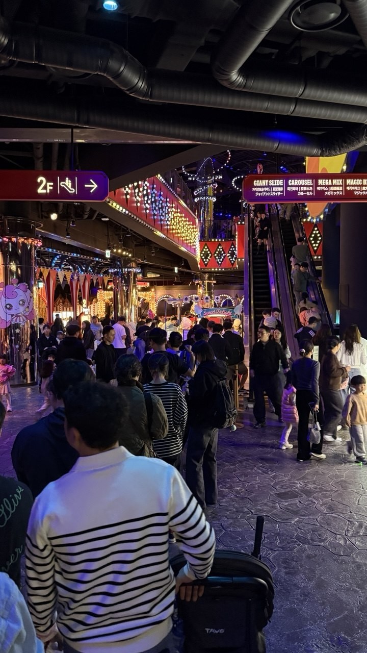 행사 기간 붐비는 원더박스 인근 통로