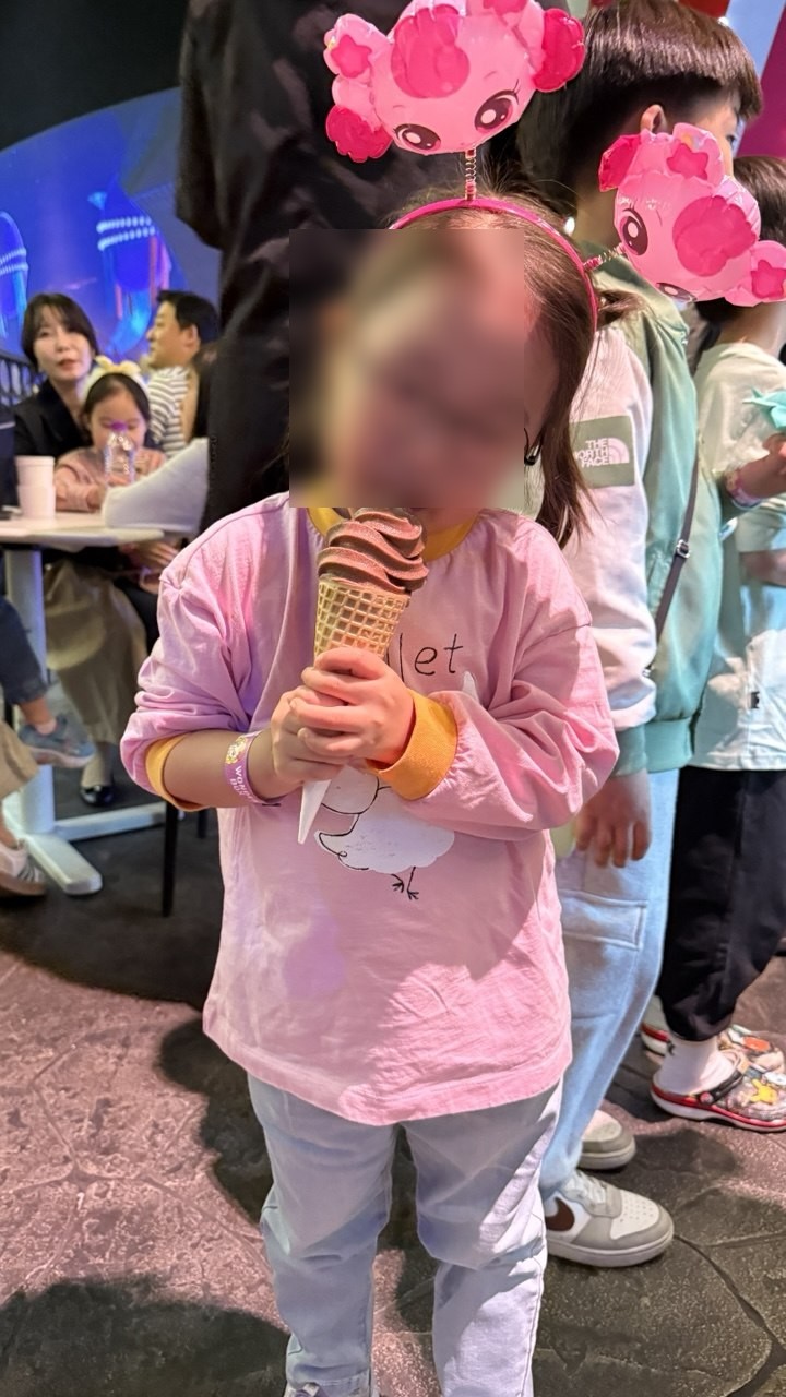 파라다이스시티 원더박스에서 아이스크림 먹는 딸내미