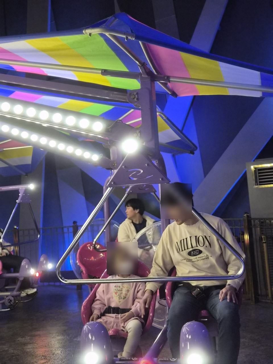 파라다이스시티 원더박스 매직바이크를 타는 아빠와 딸내미