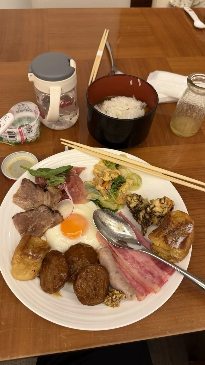 조식 접시에 담은 햄, 달걀프라이, 프렌치토스트, 밥