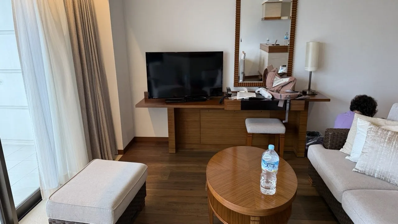 알라마하이나 객실 거실, 소파와 TV와 발코니 쪽 창