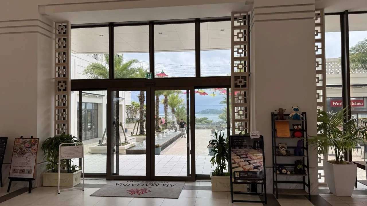 로비 출입문 너머로 보이는 광장과 바다