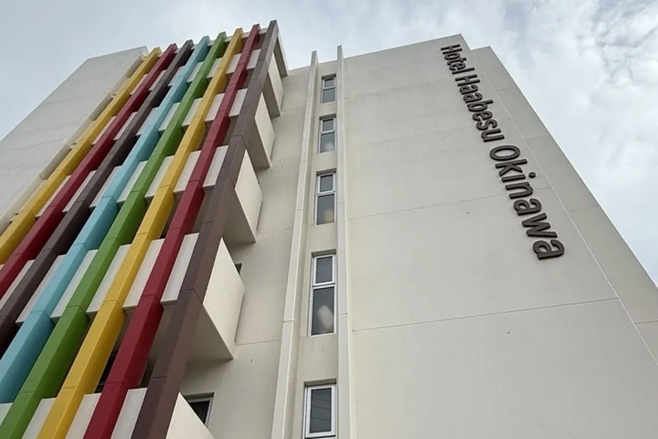 알록달록한 세로 패널이 달린 하베스 오키나와 호텔 외관