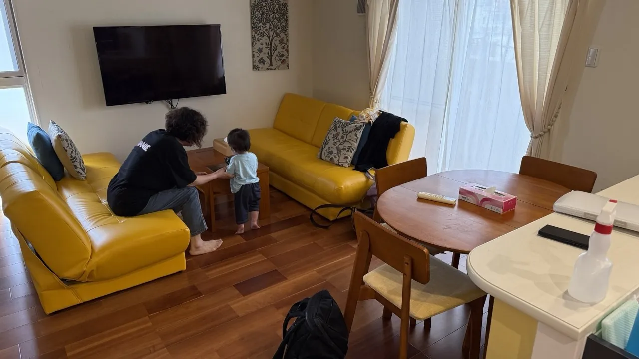 노란 소파와 벽걸이 TV가 있는 객실 거실