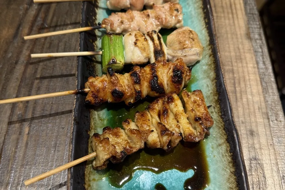 청록색 접시에 담긴 직화 야키토리 꼬치