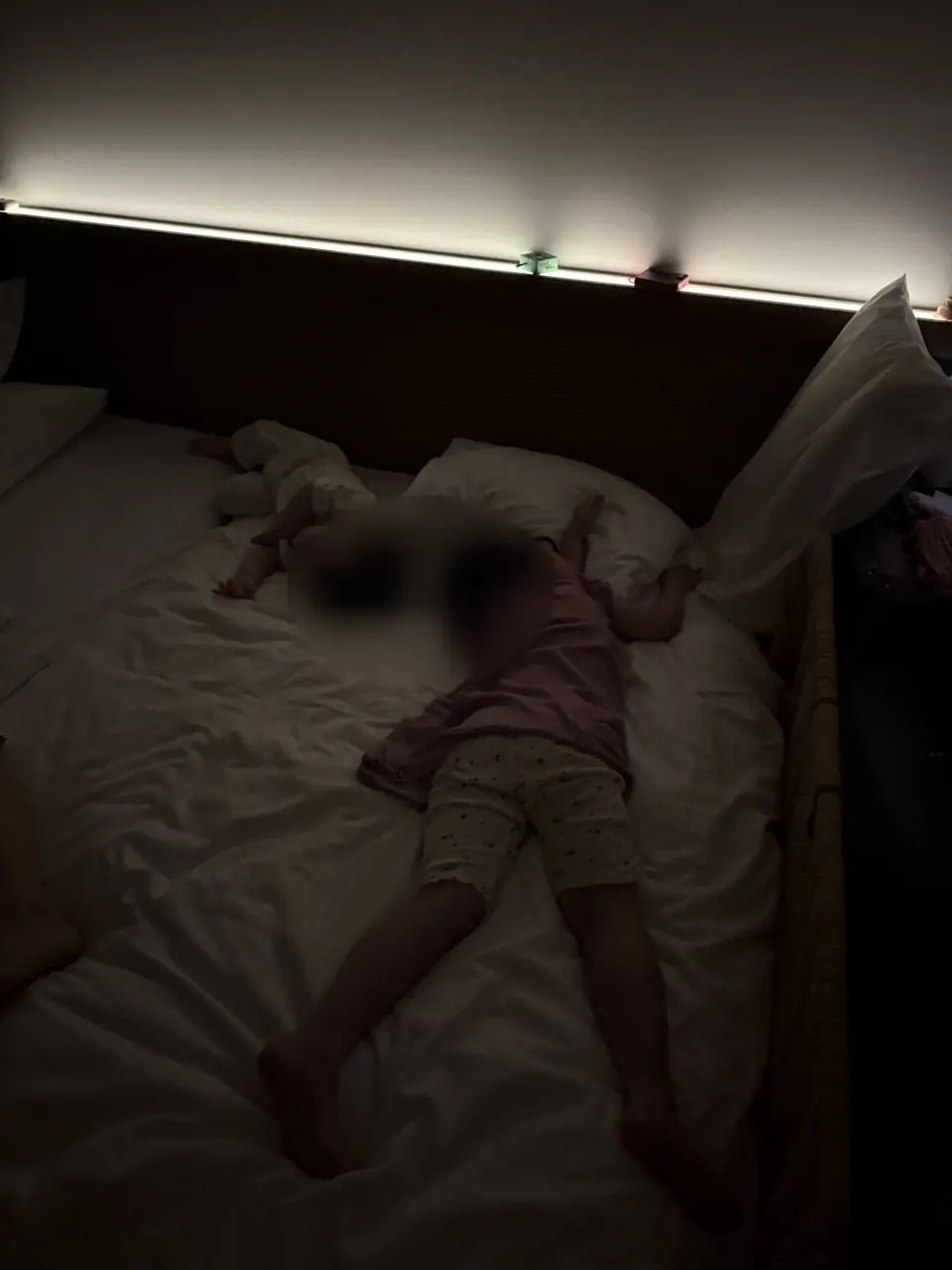 더블베드에서 아이 둘이 잠든 객실, 아이 얼굴은 가림