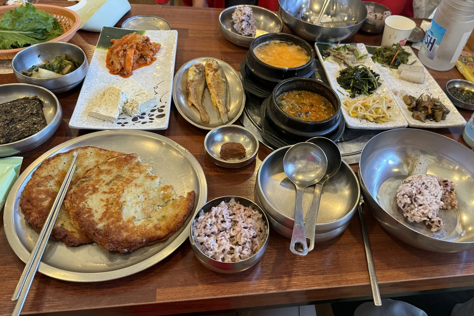 심학산 두부마을 퉁퉁장 정식 상차림, 뚝배기와 반찬과 감자전