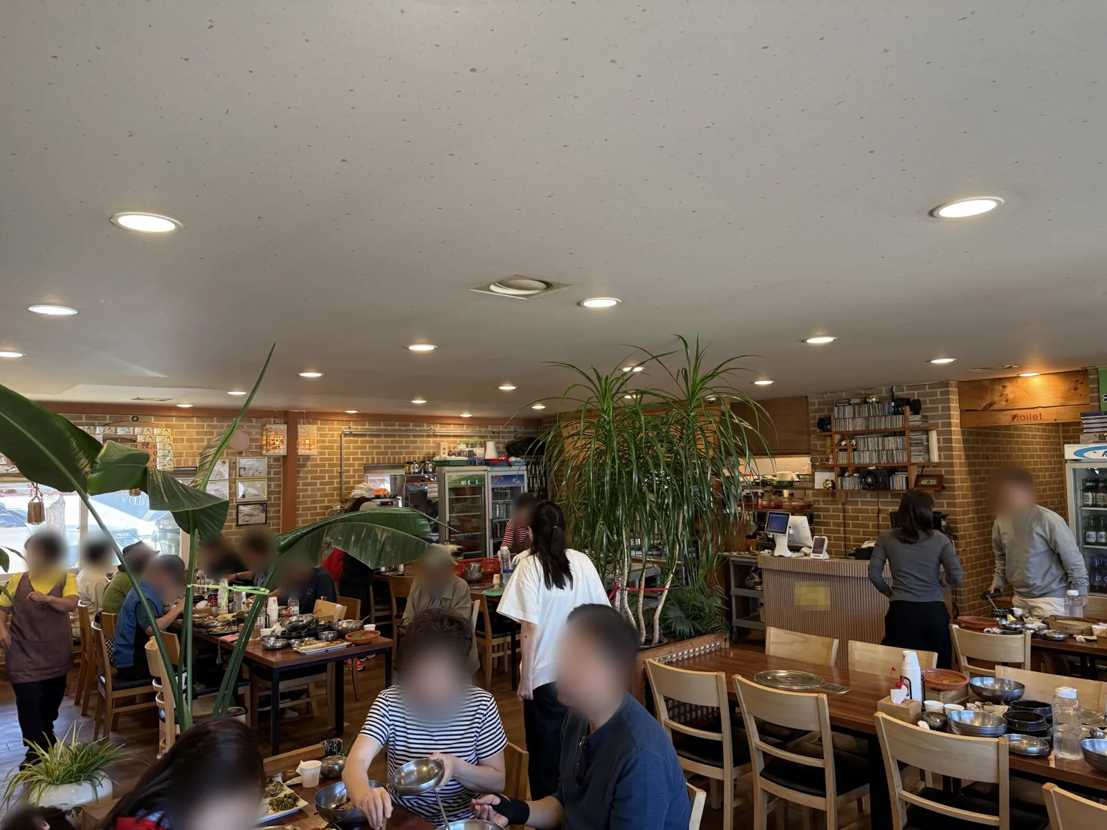 손님이 많은 심학산 두부마을 홀 내부, 얼굴은 가림
