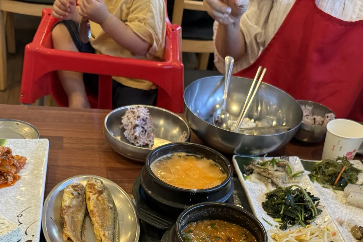 심학산 두부마을 빨간 플라스틱 아기의자에 앉은 아이