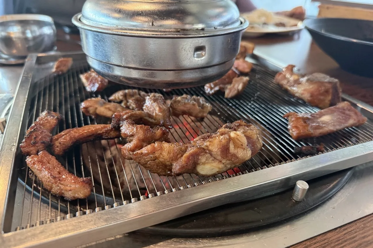 숯불 위에서 구워지는 농부네 수제갈비 수제돼지양념갈비